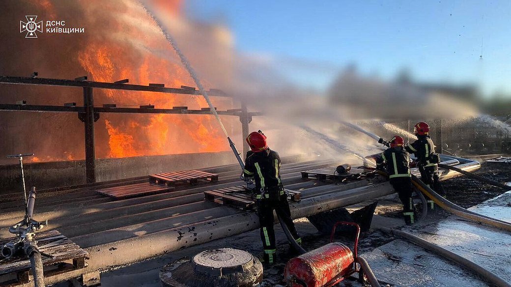 На Київщині вже третю добу гасять пожежу на промисловому об’єкті