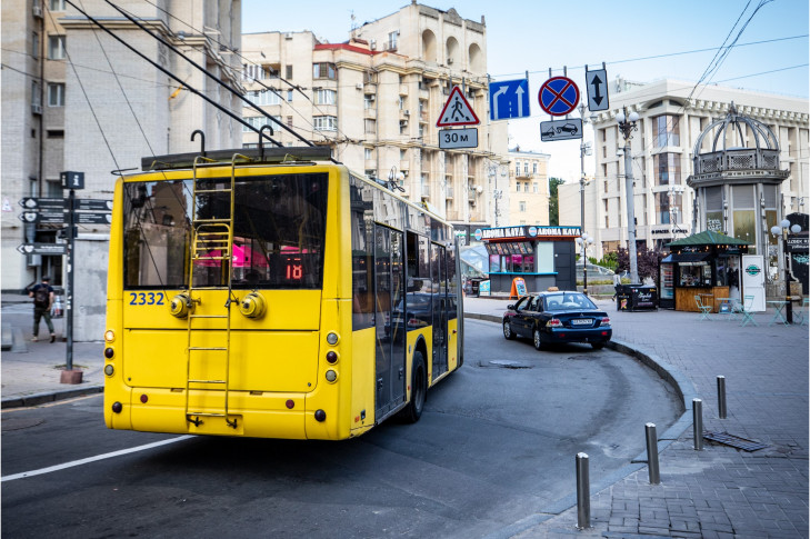 Історичний крок: київські тролейбуси автономно обійшли ярмарок, відімкнувши штанги