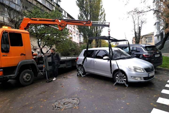 Автомобілі порушників евакуюють на штрафмайданчики